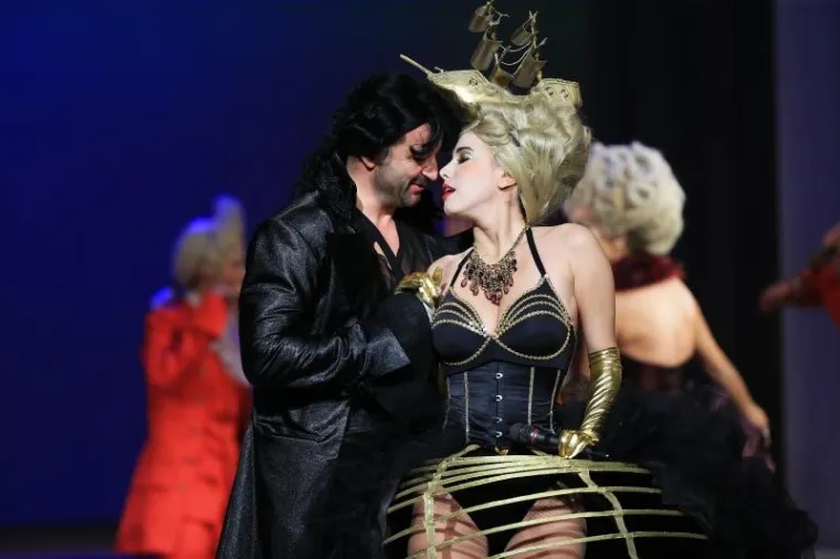 PRVI PUT NA KAZALIŠNIM DASKAMA: Bujna Nives Celzijus u seksi kostimu na premijeri u HNK