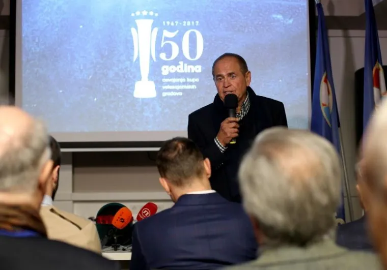I MAMIĆ SE POKLONIO NAJUSPJEŠNIJOJ GENERACIJI: Promoviran Dinamov kalendar za 2017. godinu