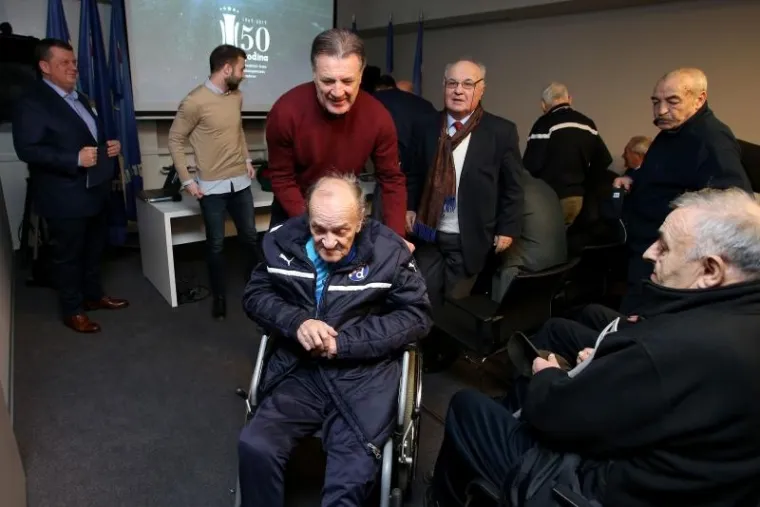 I MAMIĆ SE POKLONIO NAJUSPJEŠNIJOJ GENERACIJI: Promoviran Dinamov kalendar za 2017. godinu