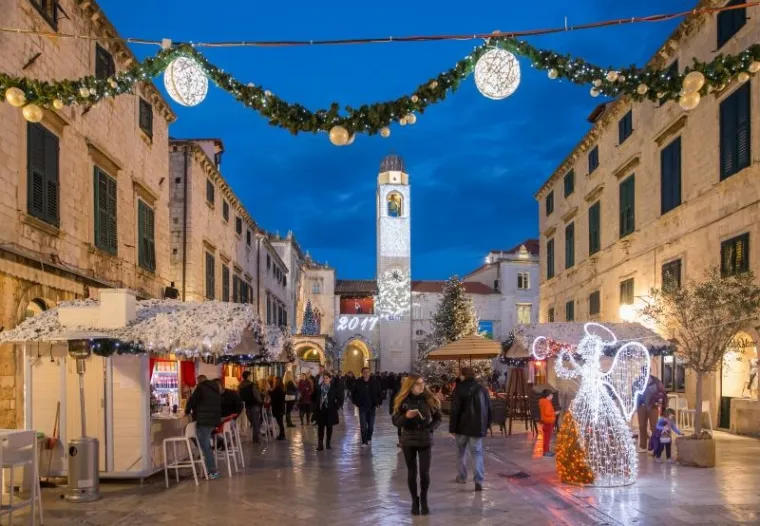 Svi hrvatski gradovi okićeni su za blagdane no u Dubrovniku je taj ugođaj ipak poseban.