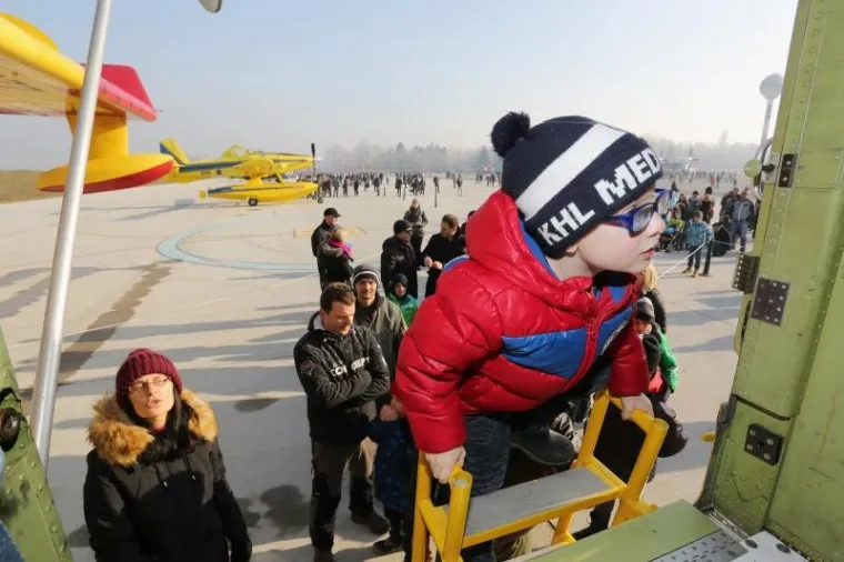 OBILJEŽENA 25. OBLJETNICA HRVATSKOG RATNOG ZRAKOPLOVSTVA: Građani razgledavali letjelice na Plesu