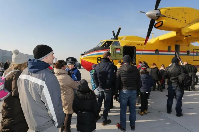 OBILJEŽENA 25. OBLJETNICA HRVATSKOG RATNOG ZRAKOPLOVSTVA: Građani razgledavali letjelice na Plesu