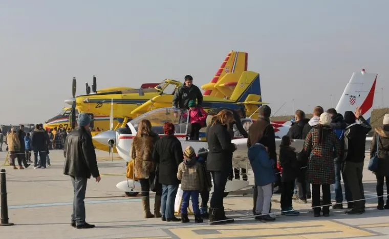 OBILJEŽENA 25. OBLJETNICA HRVATSKOG RATNOG ZRAKOPLOVSTVA: Građani razgledavali letjelice na Plesu