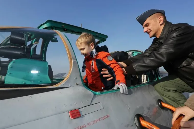 OBILJEŽENA 25. OBLJETNICA HRVATSKOG RATNOG ZRAKOPLOVSTVA: Građani razgledavali letjelice na Plesu