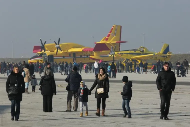 OBILJEŽENA 25. OBLJETNICA HRVATSKOG RATNOG ZRAKOPLOVSTVA: Građani razgledavali letjelice na Plesu