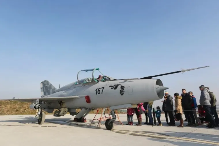 OBILJEŽENA 25. OBLJETNICA HRVATSKOG RATNOG ZRAKOPLOVSTVA: Građani razgledavali letjelice na Plesu