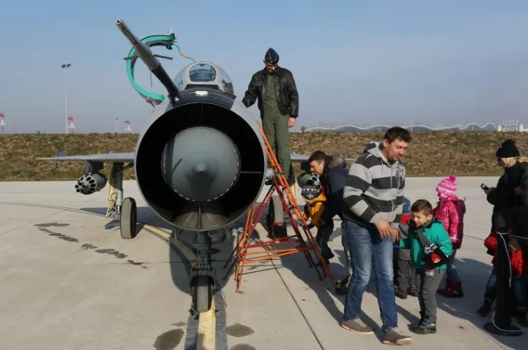 OBILJEŽENA 25. OBLJETNICA HRVATSKOG RATNOG ZRAKOPLOVSTVA: Građani razgledavali letjelice na Plesu