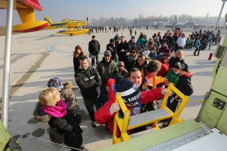 Okupili su se brojni građani na Danu otvorenih vrata u vojarni na Plesu kako bi obilježili 25. obljetnicu od osnutka Hrvatskog ratnog zrakoplovstva.