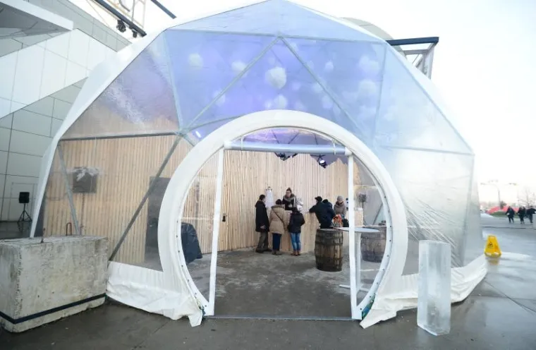 Za one velike, tu su omiljena pića u hladnom baru, a za najmlađe, svakog dana igra predstava 'Priča o Djedu Mrazu'..