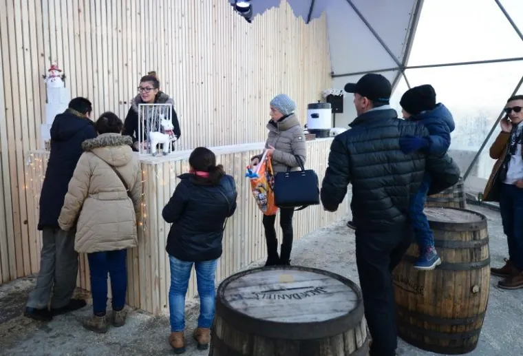 Radno vrijeme je od 10 do 23 sata.