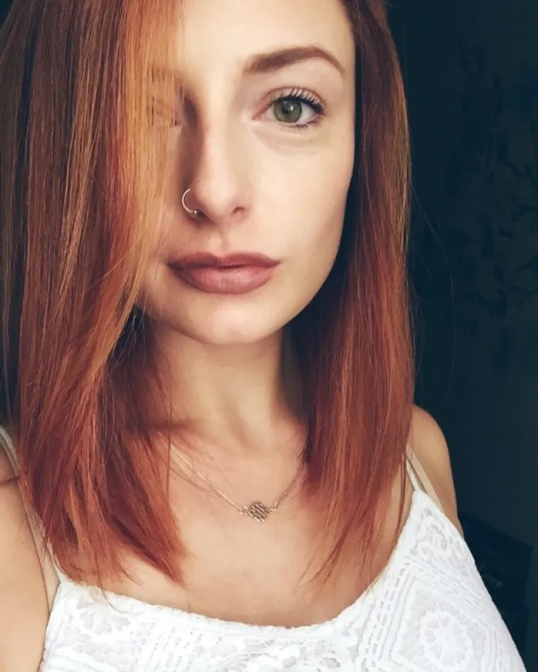 ZAPELE NAM ZA OKO: Ne srame se impresivnog dekoltea, ali vi ćete gledati ne&scaron;to sasvim drugo