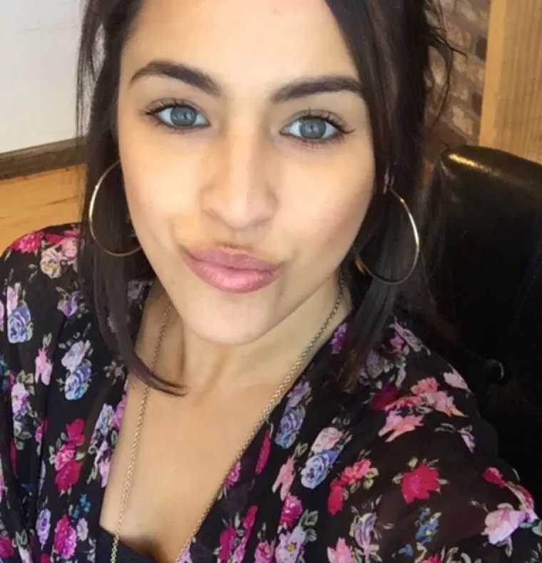 ZAPELE NAM ZA OKO: Ne srame se impresivnog dekoltea, ali vi ćete gledati ne&scaron;to sasvim drugo