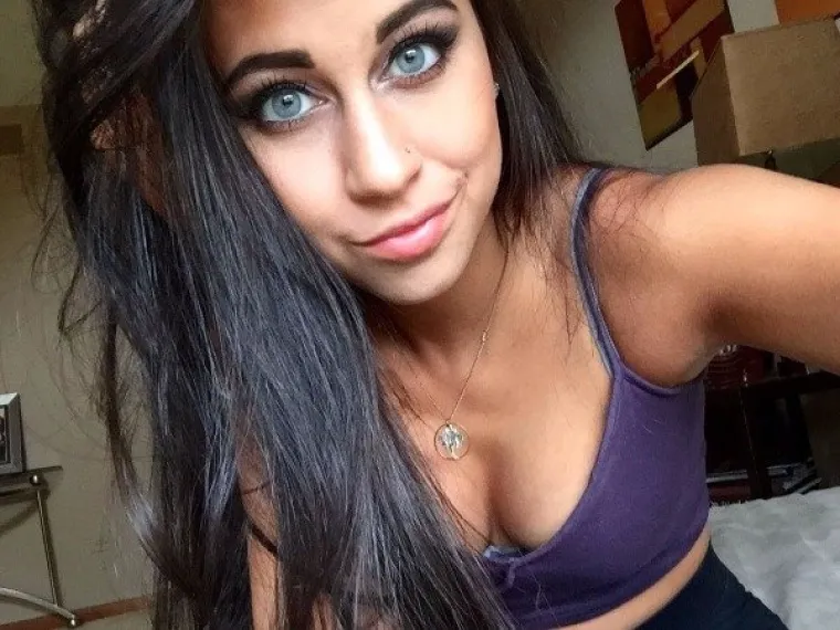 ZAPELE NAM ZA OKO: Ne srame se impresivnog dekoltea, ali vi ćete gledati ne&scaron;to sasvim drugo