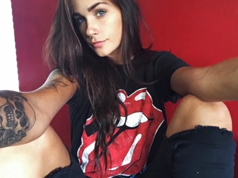 ZAPELE NAM ZA OKO: Ne srame se impresivnog dekoltea, ali vi ćete gledati ne&scaron;to sasvim drugo