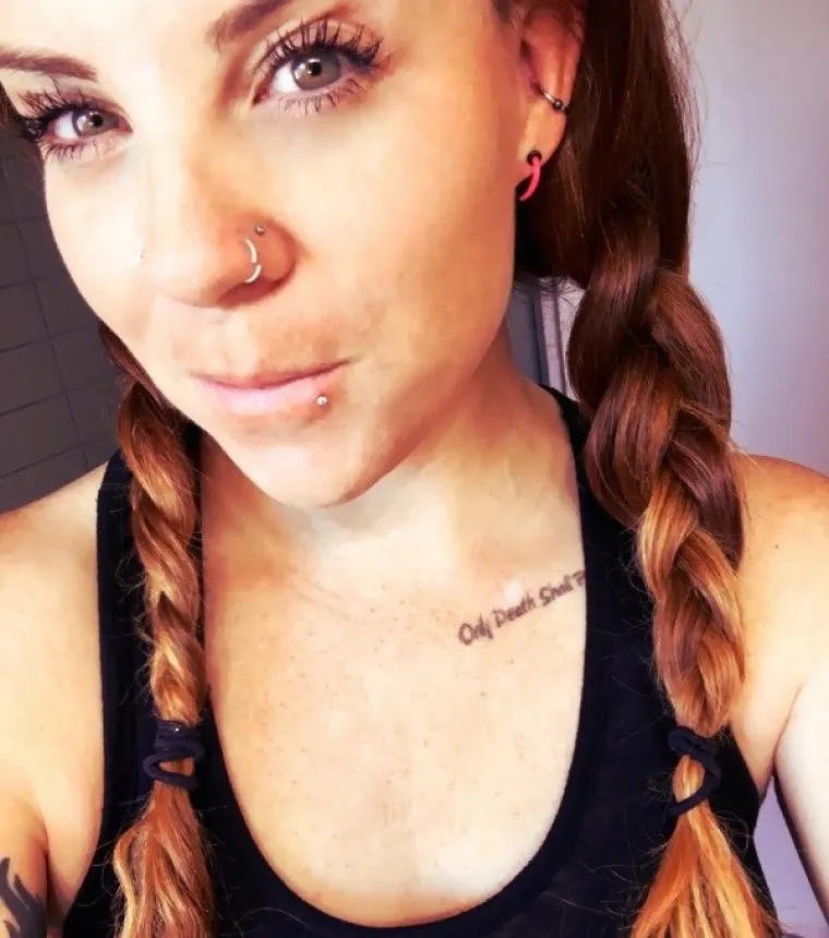 ZAPELE NAM ZA OKO: Ne srame se impresivnog dekoltea, ali vi ćete gledati ne&scaron;to sasvim drugo