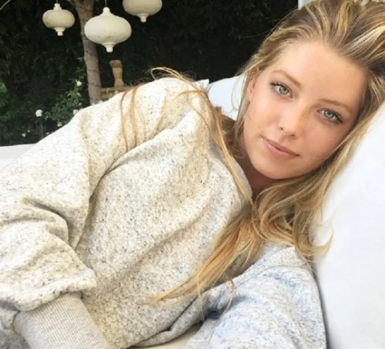 ZAPELE NAM ZA OKO: Ne srame se impresivnog dekoltea, ali vi ćete gledati ne&scaron;to sasvim drugo