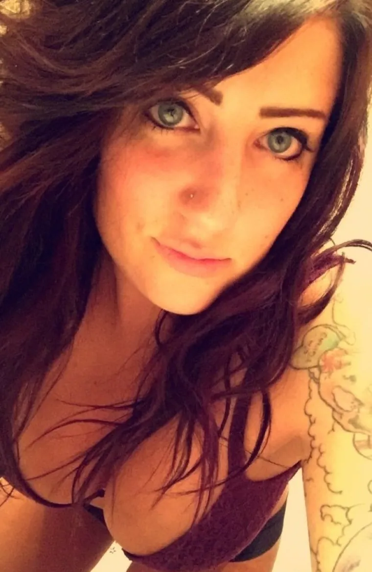 ZAPELE NAM ZA OKO: Ne srame se impresivnog dekoltea, ali vi ćete gledati ne&scaron;to sasvim drugo