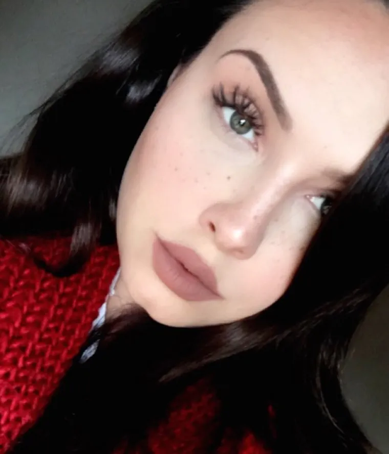 ZAPELE NAM ZA OKO: Ne srame se impresivnog dekoltea, ali vi ćete gledati ne&scaron;to sasvim drugo