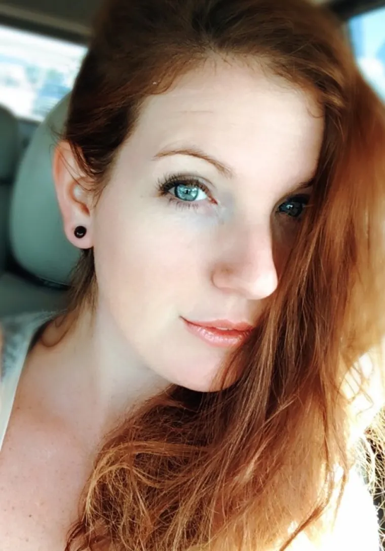 ZAPELE NAM ZA OKO: Ne srame se impresivnog dekoltea, ali vi ćete gledati ne&scaron;to sasvim drugo