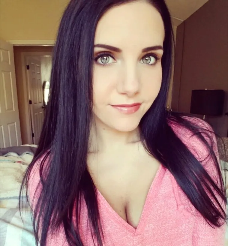 ZAPELE NAM ZA OKO: Ne srame se impresivnog dekoltea, ali vi ćete gledati ne&scaron;to sasvim drugo