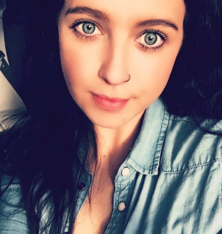 ZAPELE NAM ZA OKO: Ne srame se impresivnog dekoltea, ali vi ćete gledati ne&scaron;to sasvim drugo