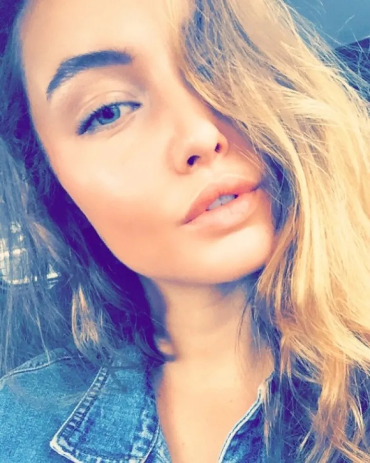 ZAPELE NAM ZA OKO: Ne srame se impresivnog dekoltea, ali vi ćete gledati ne&scaron;to sasvim drugo