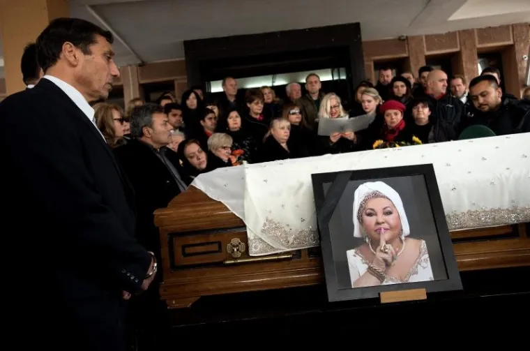 Kraljica romske glazbe, makedonska pjevačica Esma Redžepova sahranjena je danas u Makedoniji na gradskom groblju Butel.