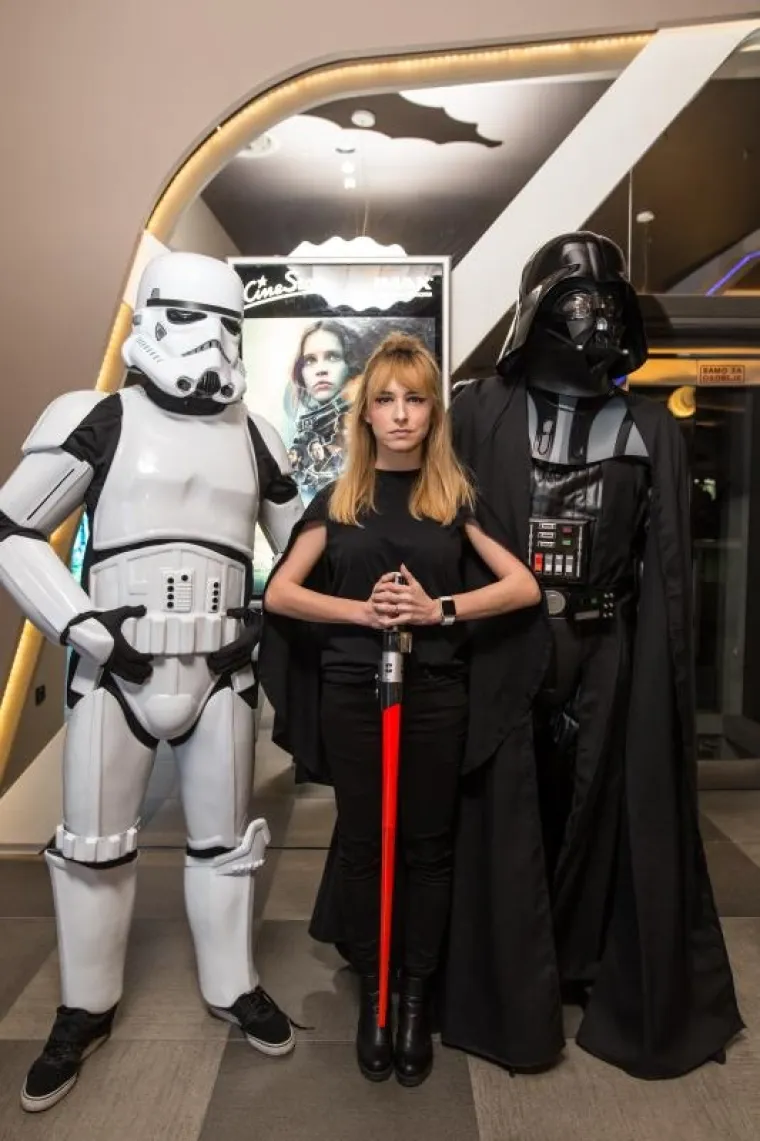 Sinoć se na premijeri filma 'Rogue One: Priča iz Ratova zvijezda' skupilo mnogog poznatih. Iva &Scaron;ulentić