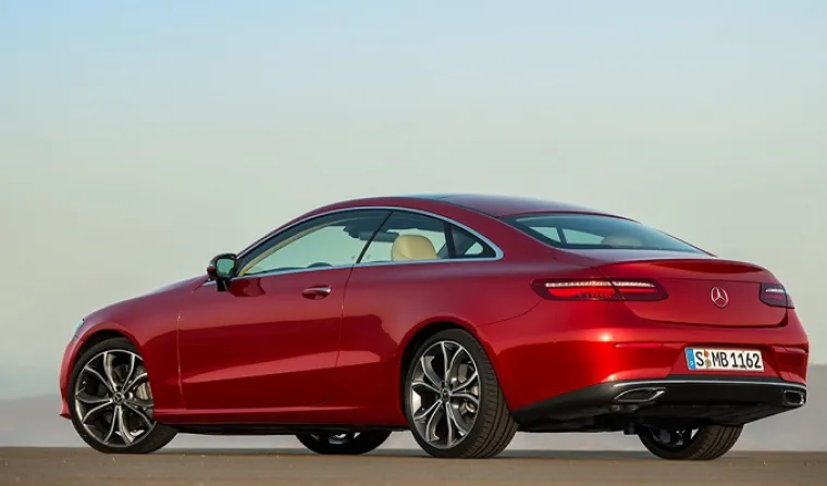 U svojim je dimenzijama E-klasa coupe nešto narasla u odnosu na prethodnika pa sad govorimo o automobilu duljine 4826 mm (+123 mm), širine 1860 mm (+74 mm) i visine 1430 mm (+32 mm) sa međuosovinskim razmakom od 2873 mm (+113 mm).