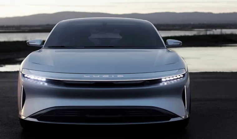 Pokretan je sa dva elektromotora, od kojih jedan (400 KS) prebacuje snagu na prednje kotače, a drugi (600 KS) na stražnje i tvrdi se da će Air imati mogućnost prelaska puta dugog oko 640 kilometara.