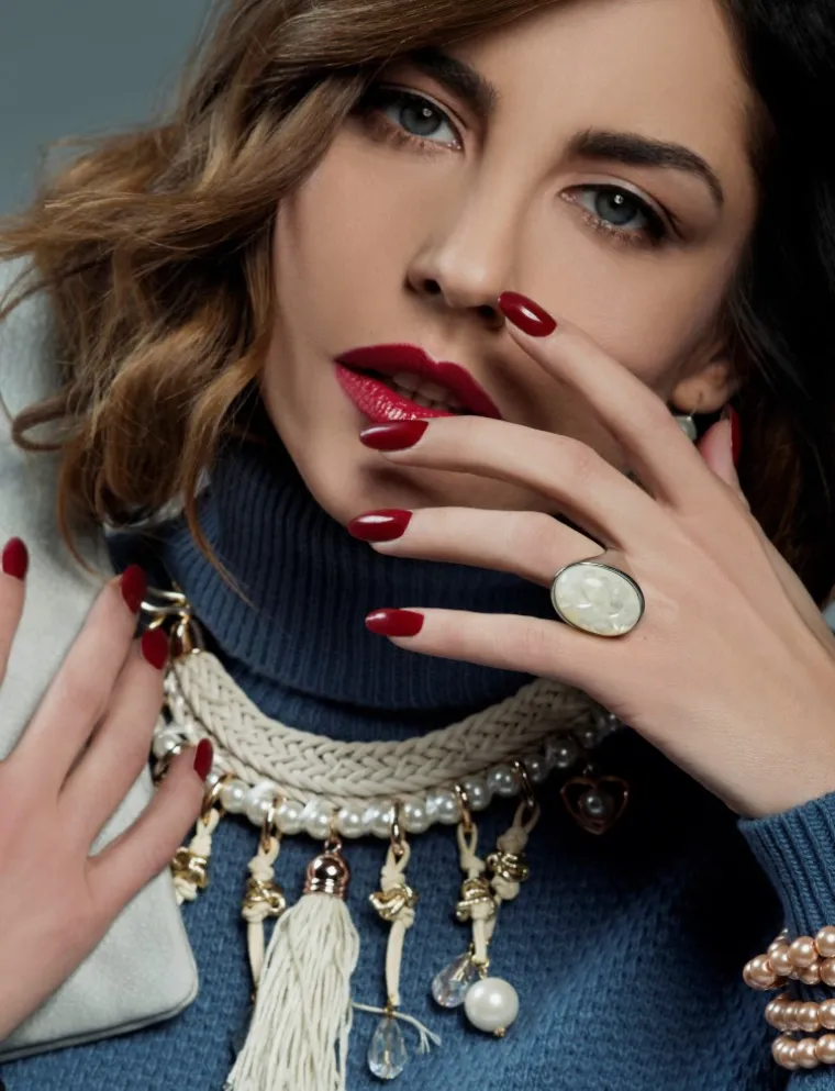 Jedan od najomiljenijih domaćih modnih brendova - Accessoires, koji više od 13 godina uveseljava svojim šarolikim i originalnim izborom kao stvorenim za sve zaljubljenice u modu, novom kolekcijom spreman je istovremeno uljepšati i utopliti čak i one najhladnije dane. Dokaz da ih možemo prebroditi sa stilom i besprijekornim izgledom, prekrasna je voditeljica Antonija Stupar Jurkin, čija se bezvremenska ljepota i elegancija savršeno stopila s jednako bezvremenskim i elegantnim modnim dodacima s potpisom Accessoiresa.