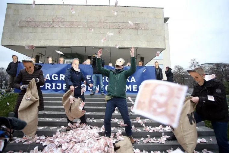 Prosvjed protiv Bandića: Ispred poglavarstva bacali novčanice od 100 kuna