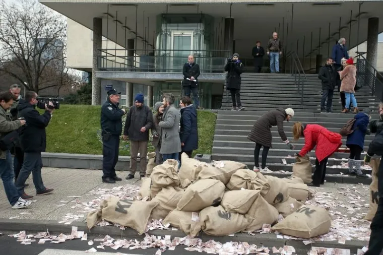 Prosvjed protiv Bandića: Ispred poglavarstva bacali novčanice od 100 kuna