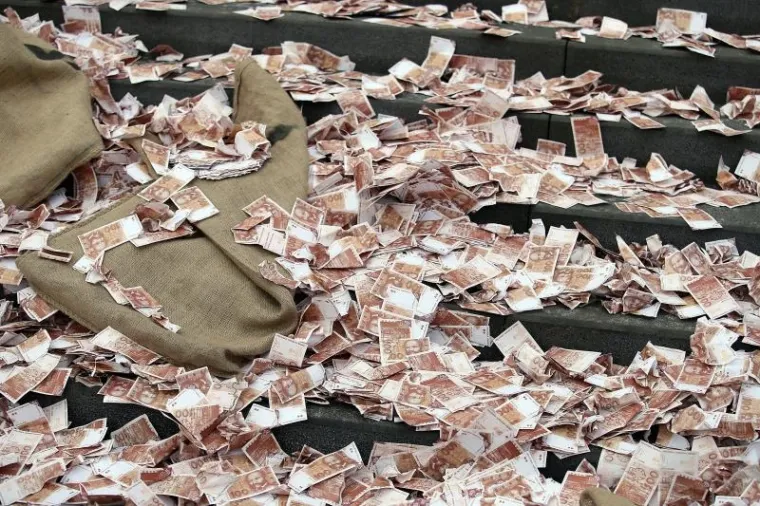 Prosvjed protiv Bandića: Ispred poglavarstva bacali novčanice od 100 kuna
