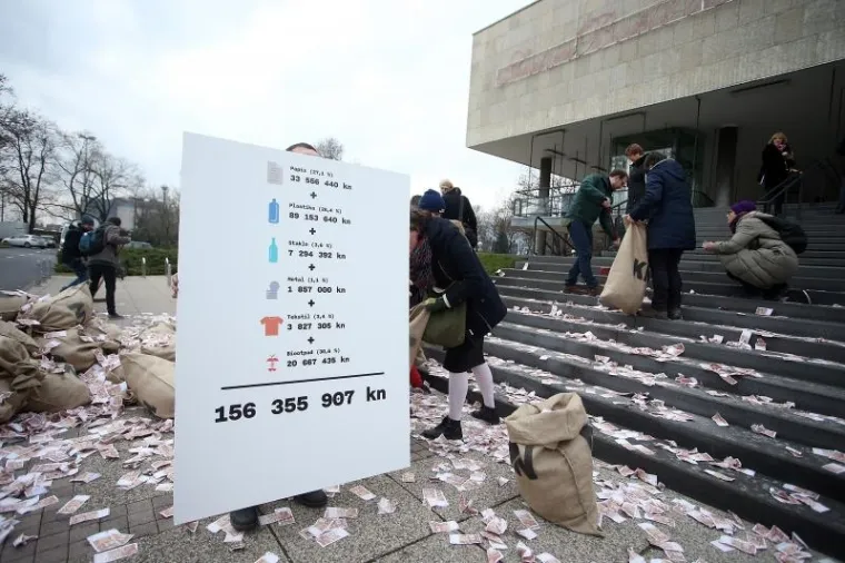 Prosvjed protiv Bandića: Ispred poglavarstva bacali novčanice od 100 kuna
