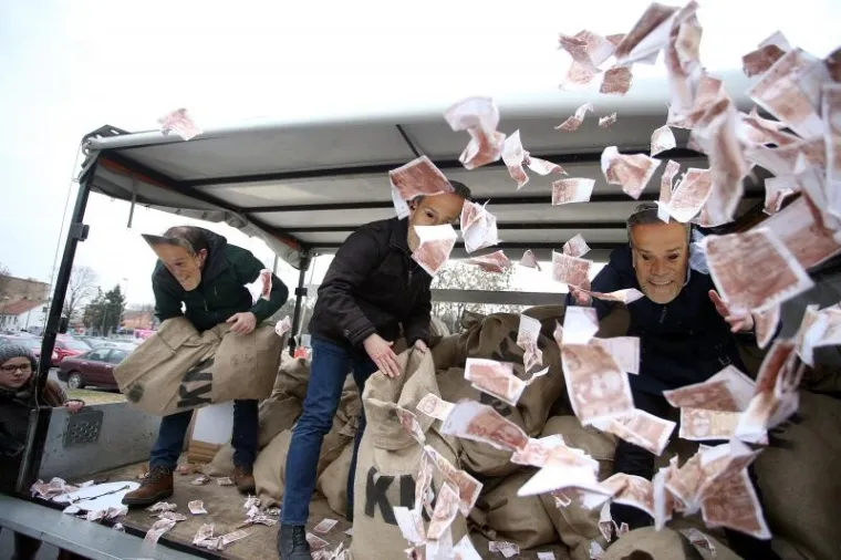 Prosvjed protiv Bandića: Ispred poglavarstva bacali novčanice od 100 kuna