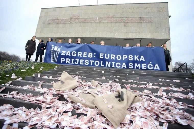 Prosvjed protiv Bandića: Ispred poglavarstva bacali novčanice od 100 kuna