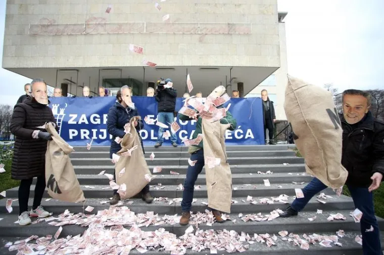 Prosvjed protiv Bandića: Ispred poglavarstva bacali novčanice od 100 kuna