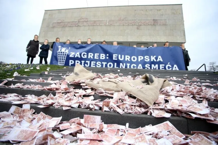 Prosvjed protiv Bandića: Ispred poglavarstva bacali novčanice od 100 kuna
