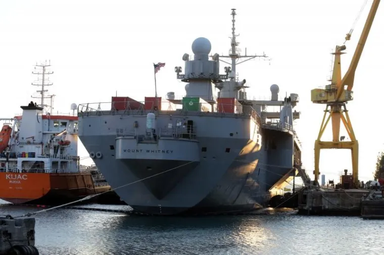 Brod američke ratne mornarice USS Mount Whitney uplovio je u četvrtak u riječko brodogradilište ‘Viktor Lenac’ gdje će do srpnja iduće godine biti na remontu.