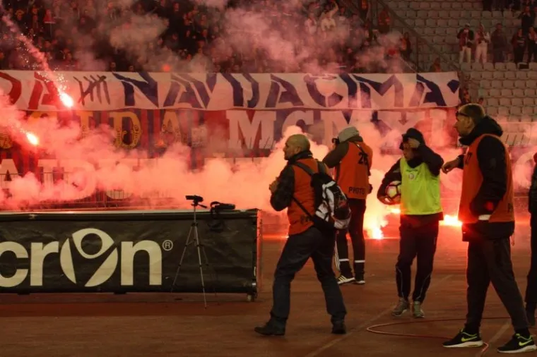 ČARI POLJUDSKIH TRIBINA: Mladenci se veselili na najradosniji dan, Torcida napravila spektakl, policija u gužvi s Boysima