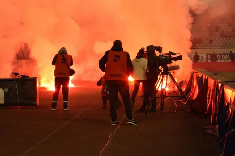ČARI POLJUDSKIH TRIBINA: Mladenci se veselili na najradosniji dan, Torcida napravila spektakl, policija u gužvi s Boysima