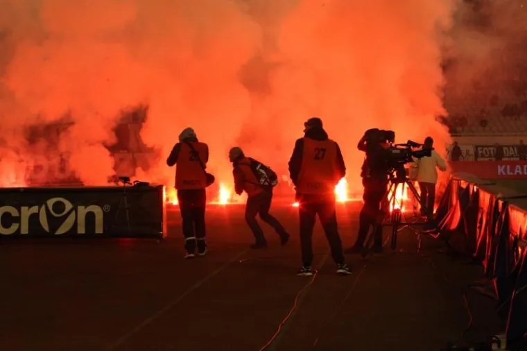 ČARI POLJUDSKIH TRIBINA: Mladenci se veselili na najradosniji dan, Torcida napravila spektakl, policija u gužvi s Boysima