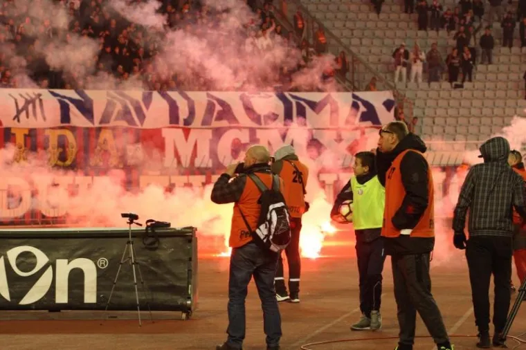 ČARI POLJUDSKIH TRIBINA: Mladenci se veselili na najradosniji dan, Torcida napravila spektakl, policija u gužvi s Boysima