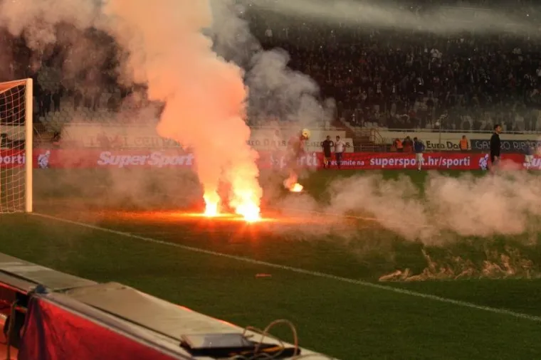 ČARI POLJUDSKIH TRIBINA: Mladenci se veselili na najradosniji dan, Torcida napravila spektakl, policija u gužvi s Boysima