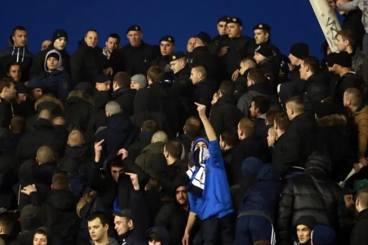 ČARI POLJUDSKIH TRIBINA: Mladenci se veselili na najradosniji dan, Torcida napravila spektakl, policija u gužvi s Boysima