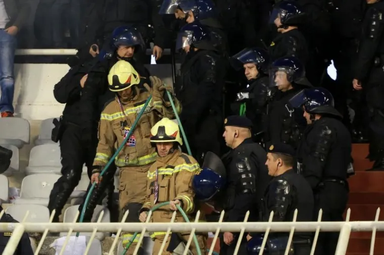 ČARI POLJUDSKIH TRIBINA: Mladenci se veselili na najradosniji dan, Torcida napravila spektakl, policija u gužvi s Boysima