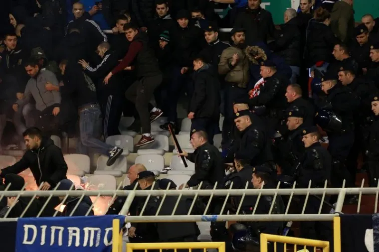 ČARI POLJUDSKIH TRIBINA: Mladenci se veselili na najradosniji dan, Torcida napravila spektakl, policija u gužvi s Boysima