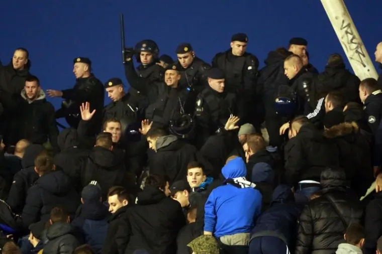 ČARI POLJUDSKIH TRIBINA: Mladenci se veselili na najradosniji dan, Torcida napravila spektakl, policija u gužvi s Boysima