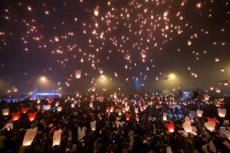 Stotine lampiona pu&scaron;tenih iznad fontana kod NSK osvjetlili nebo nad gradom